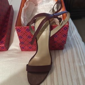 Tory Burch heel beautiful burgundy color. Ties at the ankle hardly used.